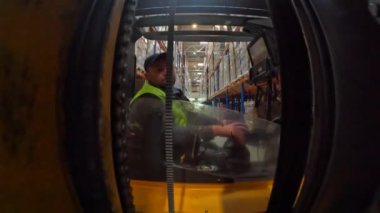 Modern forklift bir depoda çalışıyor. Depodaki bir forkliftin işi. Depoda özel ekipman işi, Pov.