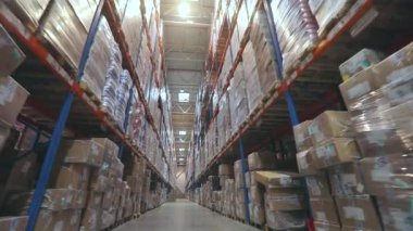 Fabrikada büyük bir depo. Modern Depo 'daki yüksek raflar. endüstriyel iç