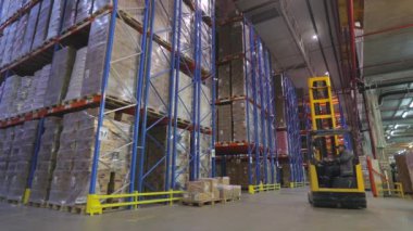 Modern bir depoda forklift. Depoda aktif bir iş. Büyük bir şirketin deposu. Depo çalışması.