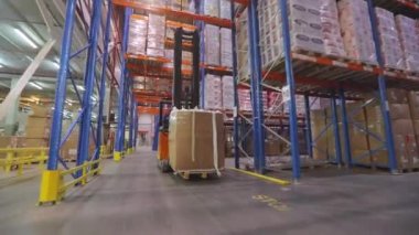 Modern bir depoda forklift. Depoda aktif bir iş. Büyük bir şirketin deposu. Depo çalışması.