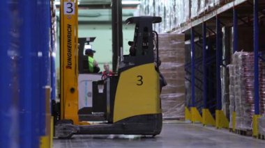 Modern bir depoda forklift. Depoda aktif bir iş. Büyük bir şirketin deposu. Depo çalışması.