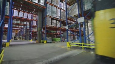 Mallarla dolu büyük bir depo. Yüksek rafları olan çok büyük bir depo. Büyük bir depoda. Modern depo