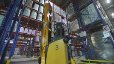 Modern bir depoda forklift. Depoda aktif bir iş. Büyük bir şirketin deposu. Depo çalışması.