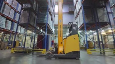 Modern bir depoda forklift. Depoda aktif bir iş. Büyük bir şirketin deposu. Depo çalışması.