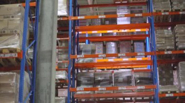 Fabrikanın deposunda özel ekipman var. Modern yükleyiciler büyük bir depoda. Depo işi. Büyük bir depoda iş akışı