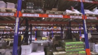 Depo işi. Modern yükleyiciler büyük bir depoda. Fabrikanın deposunda özel ekipman var..