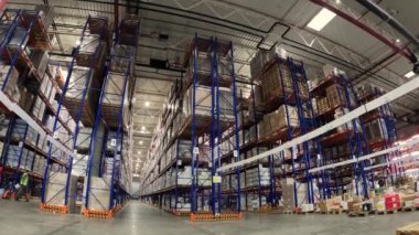 İnsanlar depo zaman aralığında çalışıyor. İnsanlar büyük bir depoda çalışıyor. Modern bir depoda zaman ayarlı. Modern bir depoda çalışıyorum.