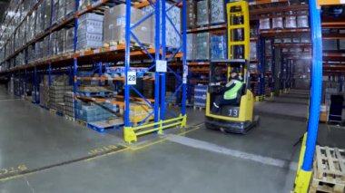 Fabrikanın genel planında büyük bir depo var. Fabrika deposu genel planında çalışıyorum.