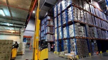 Depoda aktif bir iş. Modern forklift bir depoda çalışıyor. Depoda özel ekipman işi. Endüstriyel iç. Bir depoda forklift işi..