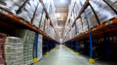 Yüksek rafları olan çok büyük bir depo. Mallarla dolu büyük bir depo. Büyük bir deponun yanında. Modern depo