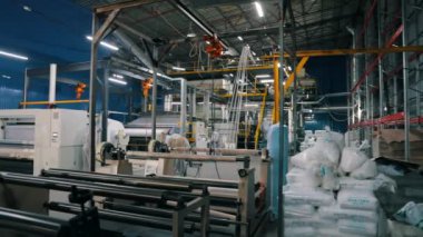 Dokumasız malzemelerin üretimi. Modern bitki. Dokumasız kumaş fabrikasının atölyesi. Modern dokumasız malzeme dükkânı. endüstriyel iç