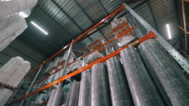 Stoklarda tarım lifleri var. Bir sürü agrofiber rulo. Dokumasız kumaş fabrikasının deposunda Agrofiberler var.