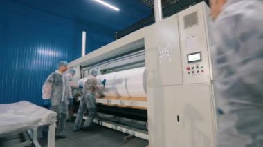 Dokumasız malzemelerin üretimi. Modern bitki. Dokumasız kumaş fabrikasının atölyesi. Modern dokumasız malzeme dükkânı. endüstriyel iç