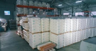Fabrikadaki hammadde deposu. Üretim için bir sürü hammadde torbası. Spunbond fabrikanın deposunda rulo yapıyor.