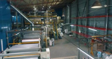 Dokumasız malzemelerin üretimi. Dokumasız kumaş fabrikasının atölyesi. Modern dokumasız malzeme dükkânı. endüstriyel iç