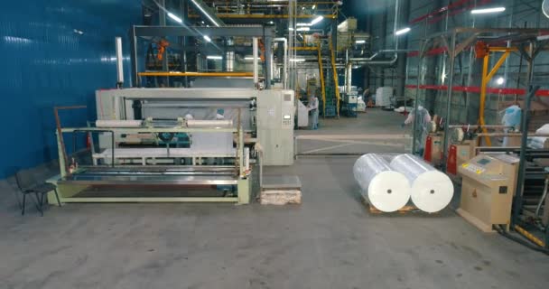Production of nonwoven materials. Workshop of the non-woven fabrics factory. Modern shop of nonwoven materials. industrial interior — Stock Video