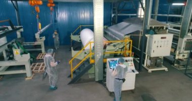 Dokumasız malzemelerin üretimi. Dokumasız kumaş fabrikasının atölyesi. Modern dokumasız malzeme dükkânı. endüstriyel iç