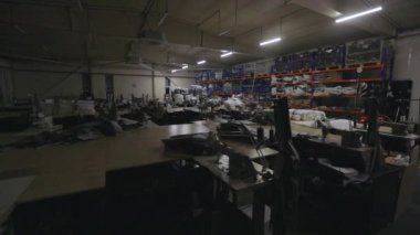 Fabrikada çalışma gününün başlangıcı. Fabrikanın ışıklarını yakmak. Videoyu başlatmak için çerçeve