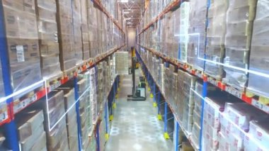 Depoda modern bir forklift. Fabrikanın deposunda modern teknolojilerin görselleştirilmesi. Grafikleri olan modern bir depoda forklift.