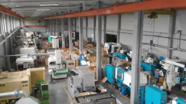 Üretim atölyesi genel planı. Makine gereçleri ile büyük bir atölye genişliği. Modern bir fabrikanın sanayi bölgesi.