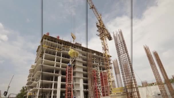 Gran edificio moderno. flujo de trabajo en la obra. Collage de marcos de obras de construcción — Vídeo de stock