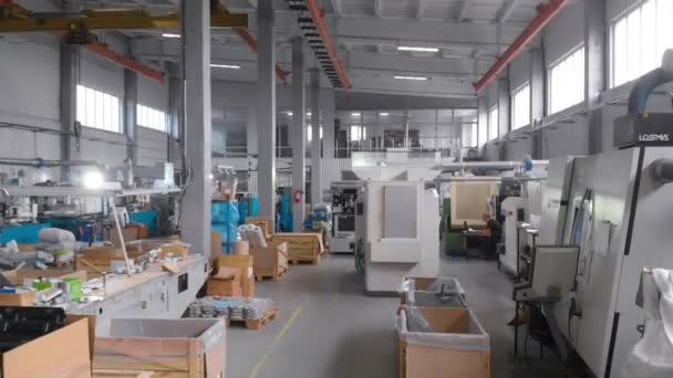 Interno industriale di una fabbrica moderna. Laboratorio di produzione piano generale. Span in una grande officina con macchine utensili. — Video Stock
