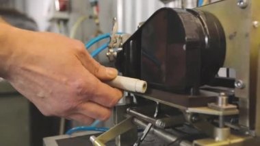 Plastik parçaların üretimi. Plastik duş gideri. Bir işçi plastik bir parça yapar. El emeği.