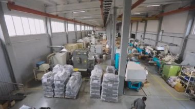 Üretim atölyesi genel planı. Makine gereçleri ile büyük bir atölye genişliği. Modern bir fabrikanın sanayi bölgesi.