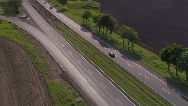 汽车沿着大路行驶,俯瞰全景.现代公路的顶视图。汽车沿着一条现代公路行驶. — 图库视频影像