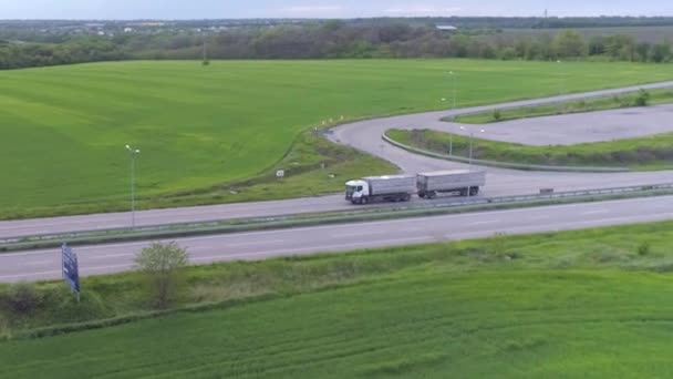 Teherszállítás. A teherautó az autópályán halad. A teherautó az úton halad a zöld mezők között.. — Stock videók