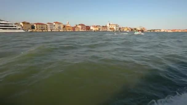 Filmaufnahmen von einem Boot in den Kanälen von Venedig. Boote in den Kanälen von Venedig. Außen Venedig Gebäude, Bootsfahrt Venedig — Stockvideo