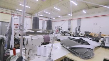 Modern bir dikiş atölyesinde panorama. Üretimi insanlar olmadan yapmak. Güzel bir dikiş atölyesi..