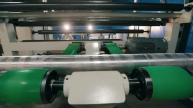 Sentetik kış dondurucu üretimi için modern taşıma hattı. Örülmemiş kumaş üretim süreci