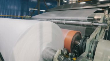 Yapımlı sentetik kış sökücü konveyör hattını terk ediyor. Dokumasız malzemelerin üretimi. Otomatik taşıma çizgisi