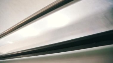 Fabrikada tarım lifleri üretiliyor. Taşıyıcı hattındaki aşınma lifleri yakın plan. Agrofiber üretim süreci