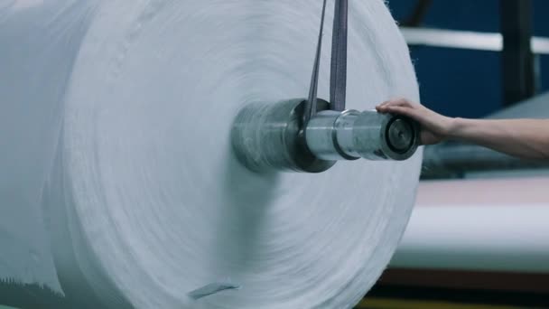 Большой рулон синтетического зимовщика. Процесс производства синтепонов. Промышленный. — стоковое видео