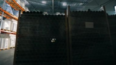 Dokumasız bir fabrikada büyük bir depo. Fabrikada büyük, modern bir depo. Endüstriyel iç mekan. Bir sürü büyük yuvarlak boncuk. Dokumasız rulolarla dolu bir depo..