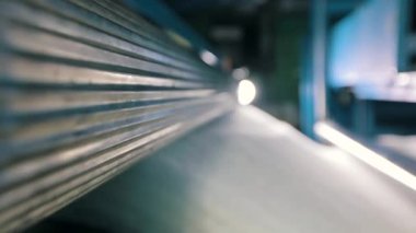 Syntepon üretim süreci. Synthpeon nasıl yapılır. Dokumasız malzeme fabrikası. Makinenin içinde sentetik kışı geçirmek için.