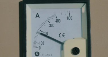 Fabrikada arka arkaya voltmetre. Endüstriyel voltmetre. Fabrikadaki voltmetre paneli.