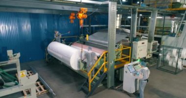 Dokumasız malzemelerin üretimi. Dokumasız kumaş fabrikasının atölyesi. Modern dokumasız malzeme dükkânı. endüstriyel iç