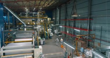 Modern dokumasız malzeme dükkânı. Endüstriyel iç. Dokumasız kumaş fabrikasının atölyesi. Dokumasız malzemelerin üretimi.