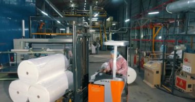 Dokumasız kumaş fabrikasının atölyesi. Dokumasız malzemelerin üretimi. Modern dokumasız malzeme dükkânı. endüstriyel iç