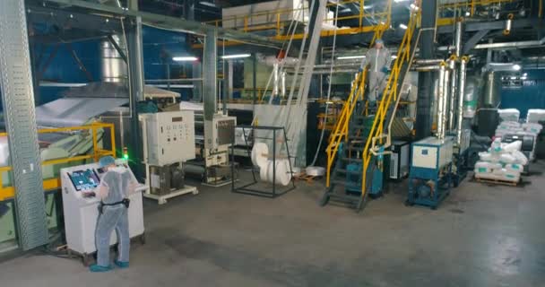 Atelier de l'usine de tissus non tissés. Production de matériaux non tissés. Boutique moderne de matériaux non tissés. intérieur industriel — Video
