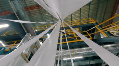 Dokumasız malzemelerin üretimi. Tıbbi maske üretimi. Fabrikada büyük bir tahvil rulosu.