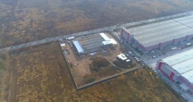 İnşaat havadan görüşü. Büyük bir otomatik depo inşaatı. Bir depo inşaatı üzerinde uçuş.