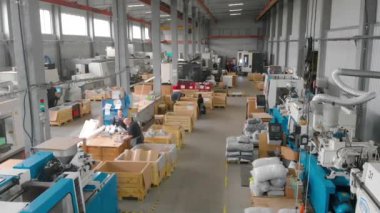 Üretim atölyesi genel planı. Makine gereçleri ile büyük bir atölye genişliği. Modern bir fabrikanın sanayi bölgesi.