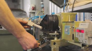 Bir işçi plastik bir parça yapar. El işçiliği. Plastik parçaların üretimi. Plastik duş gideri