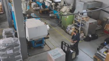 Üretim atölyesi genel planı. Makine gereçleri ile büyük bir atölye genişliği. Modern bir fabrikanın sanayi bölgesi.