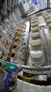 Dondurma üretimi için modern bir taşıyıcı. Dondurma üretim hattı. Dondurma üretim süreci