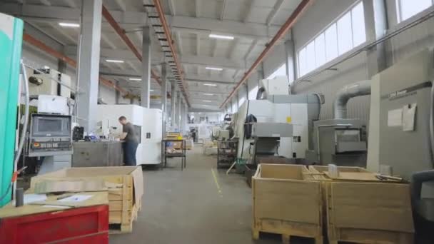 Γενικό σχέδιο εργαστηρίου παραγωγής. Span σε ένα μεγάλο εργαστήριο με εργαλειομηχανές. Βιομηχανικό εσωτερικό ενός σύγχρονου εργοστασίου — Αρχείο Βίντεο